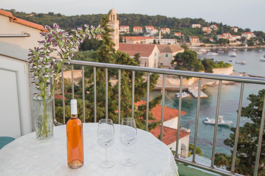 Lili Hvar Town